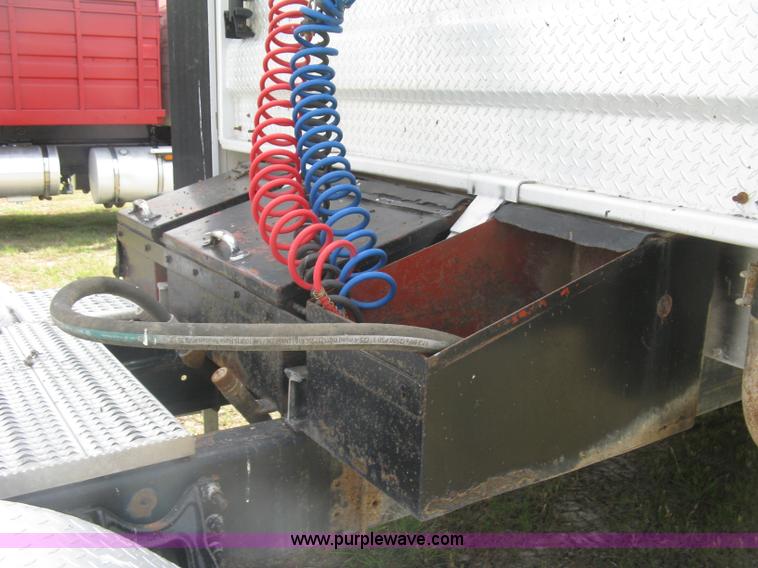 image for item K8613 1998 International 9400 semi truck