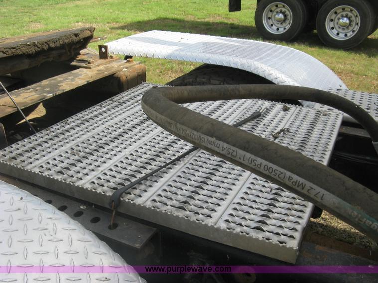 image for item K8613 1998 International 9400 semi truck