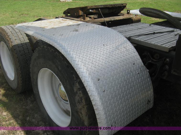 image for item K8613 1998 International 9400 semi truck