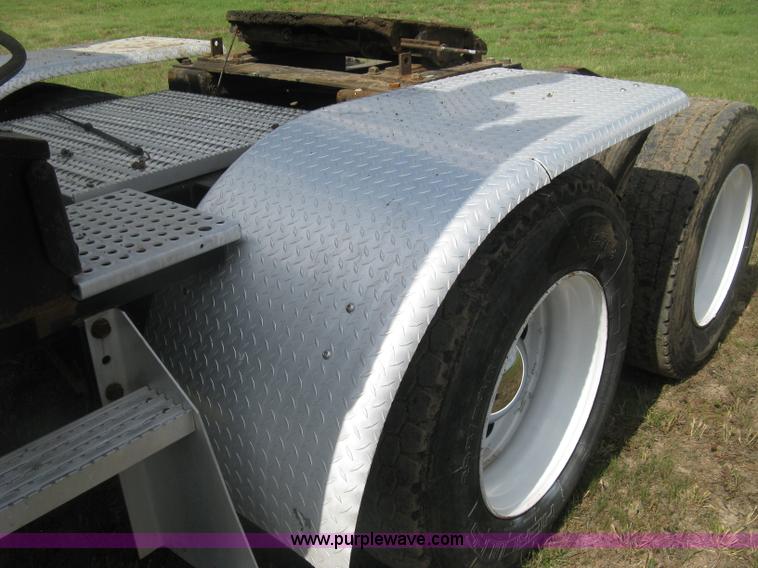 image for item K8613 1998 International 9400 semi truck