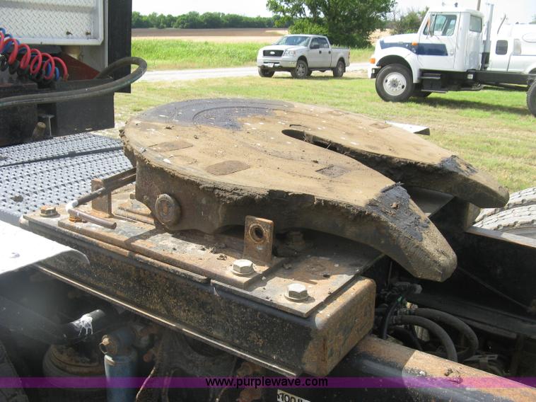 image for item K8613 1998 International 9400 semi truck