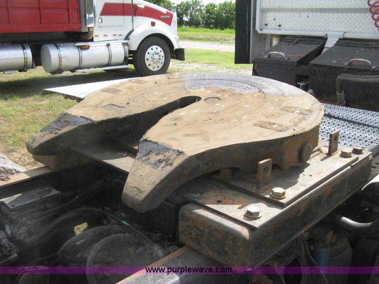 image for item K8613 1998 International 9400 semi truck