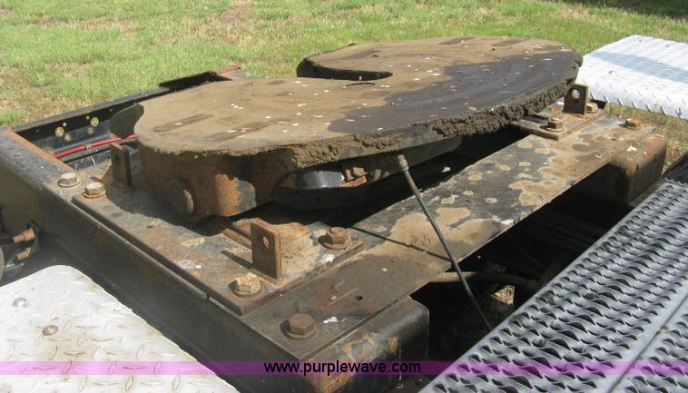 image for item K8613 1998 International 9400 semi truck