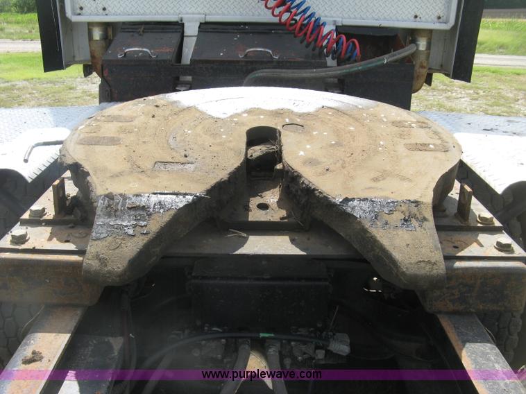 image for item K8613 1998 International 9400 semi truck