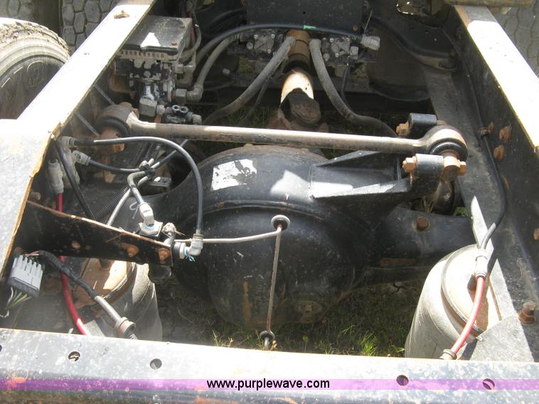 image for item K8613 1998 International 9400 semi truck