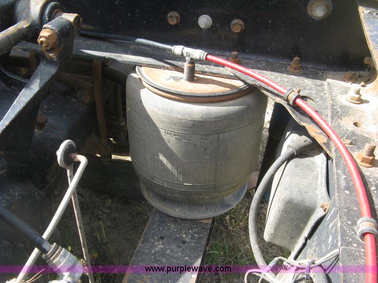 image for item K8613 1998 International 9400 semi truck