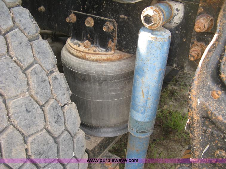 image for item K8613 1998 International 9400 semi truck