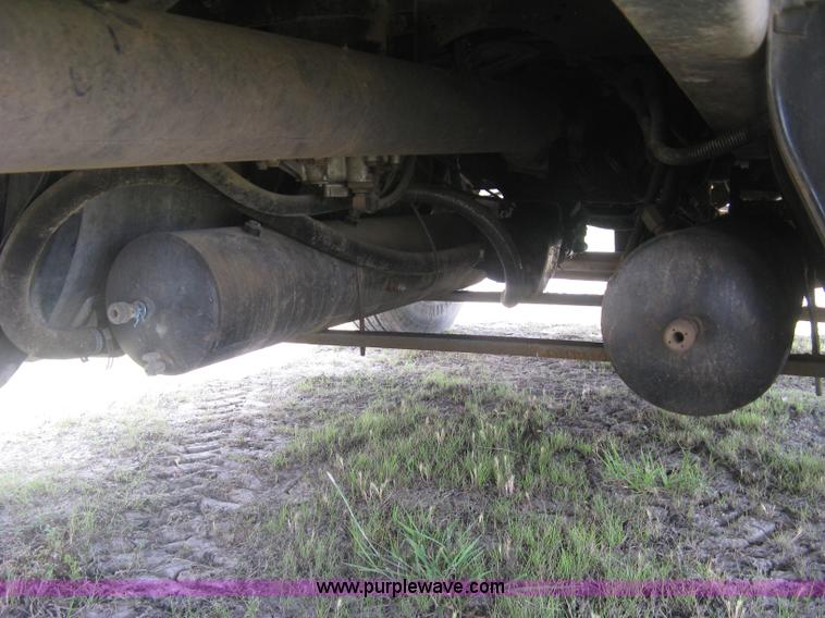 image for item K8613 1998 International 9400 semi truck