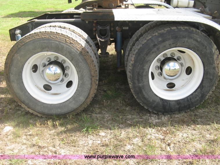 image for item K8613 1998 International 9400 semi truck