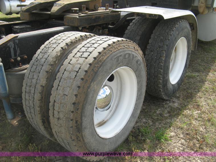 image for item K8613 1998 International 9400 semi truck