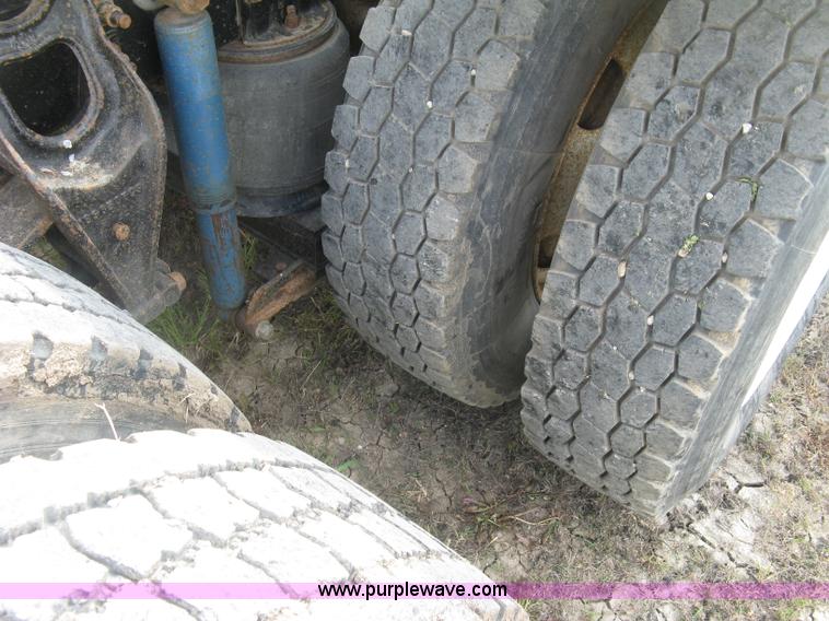 image for item K8613 1998 International 9400 semi truck