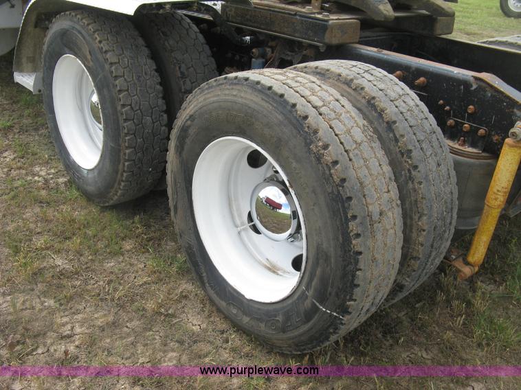 image for item K8613 1998 International 9400 semi truck