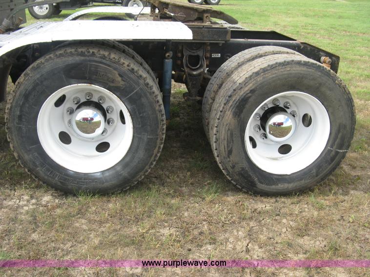 image for item K8613 1998 International 9400 semi truck