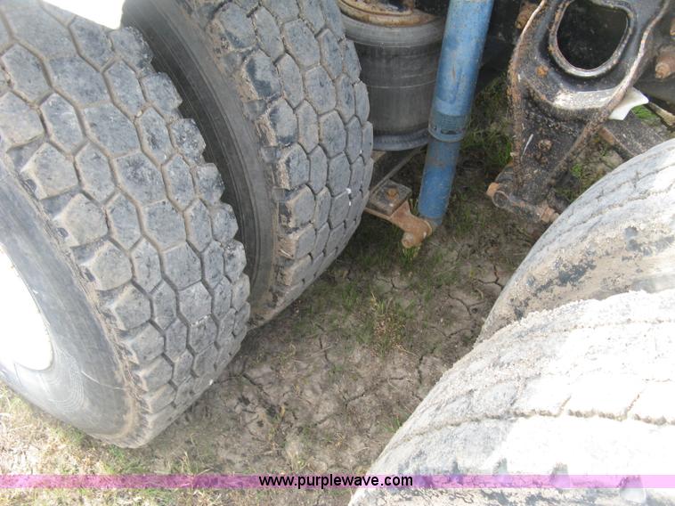 image for item K8613 1998 International 9400 semi truck