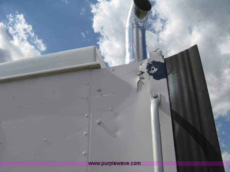 image for item K8613 1998 International 9400 semi truck