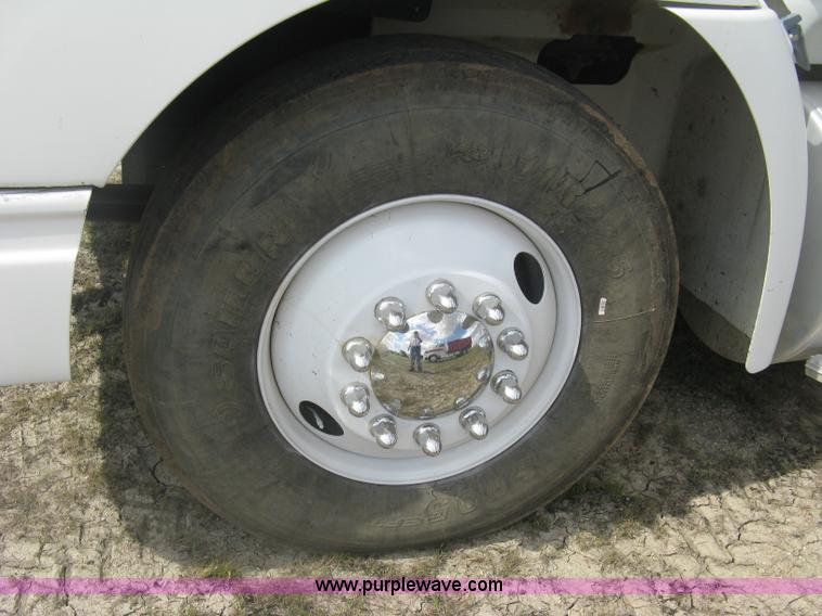 image for item K8613 1998 International 9400 semi truck