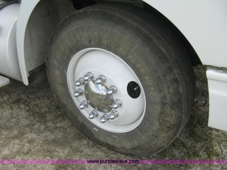 image for item K8613 1998 International 9400 semi truck