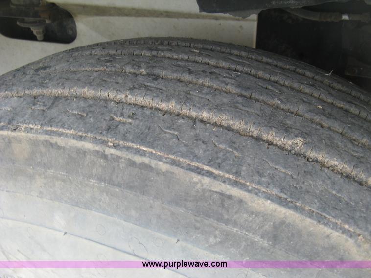 image for item K8613 1998 International 9400 semi truck