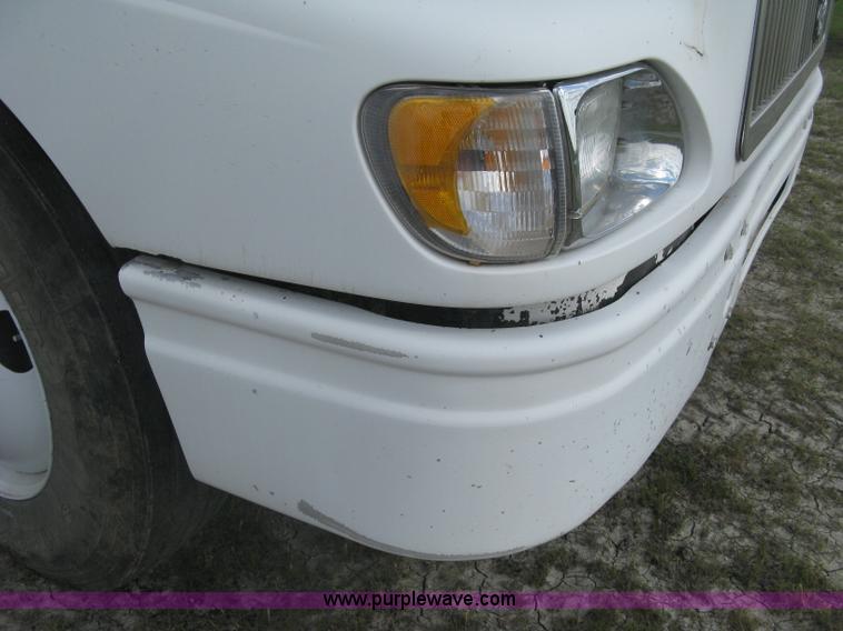 image for item K8613 1998 International 9400 semi truck