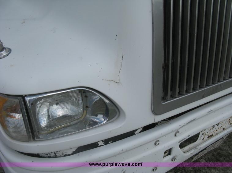 image for item K8613 1998 International 9400 semi truck