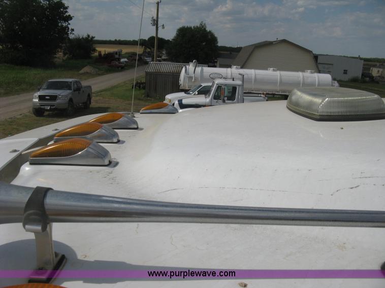 image for item K8613 1998 International 9400 semi truck