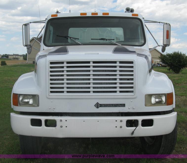 image for item K8615 1999 International 4900 cab and chassis
