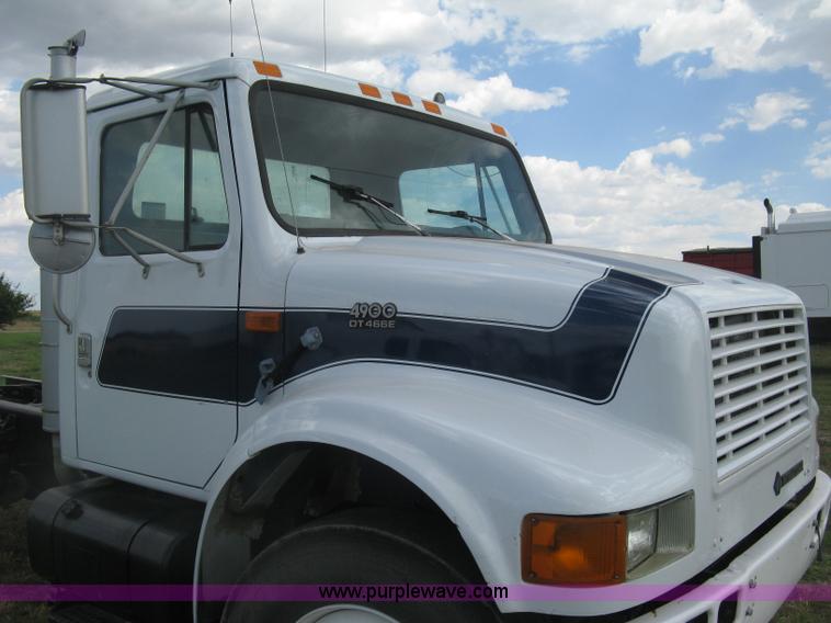 image for item K8615 1999 International 4900 cab and chassis