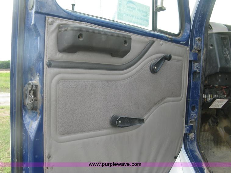 image for item K8615 1999 International 4900 cab and chassis