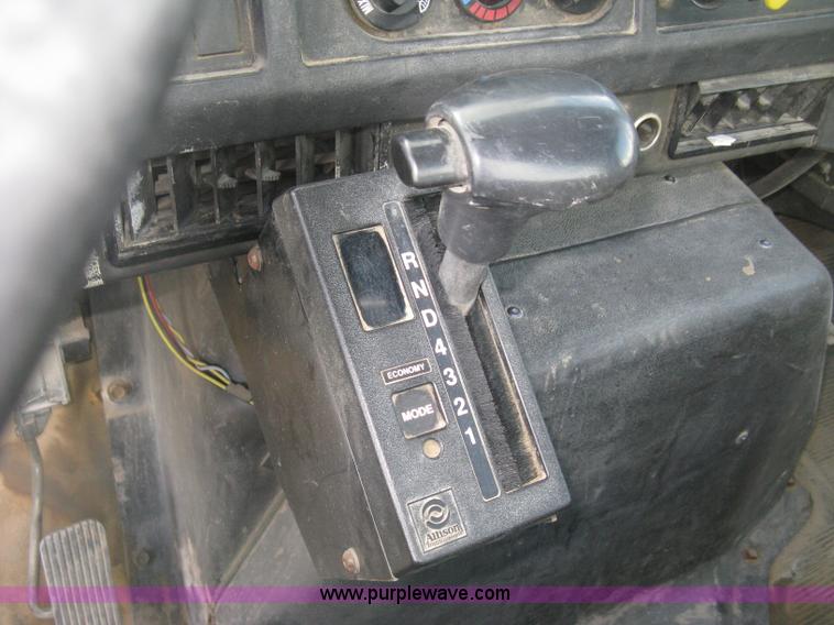 image for item K8615 1999 International 4900 cab and chassis