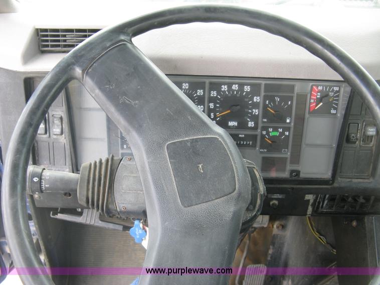 image for item K8615 1999 International 4900 cab and chassis