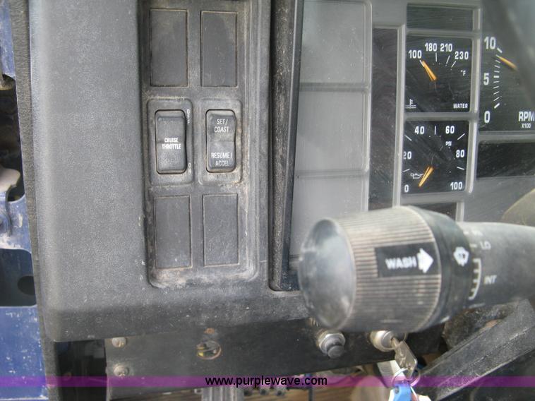 image for item K8615 1999 International 4900 cab and chassis