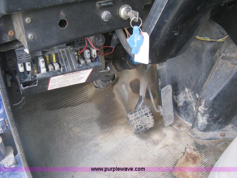 image for item K8615 1999 International 4900 cab and chassis