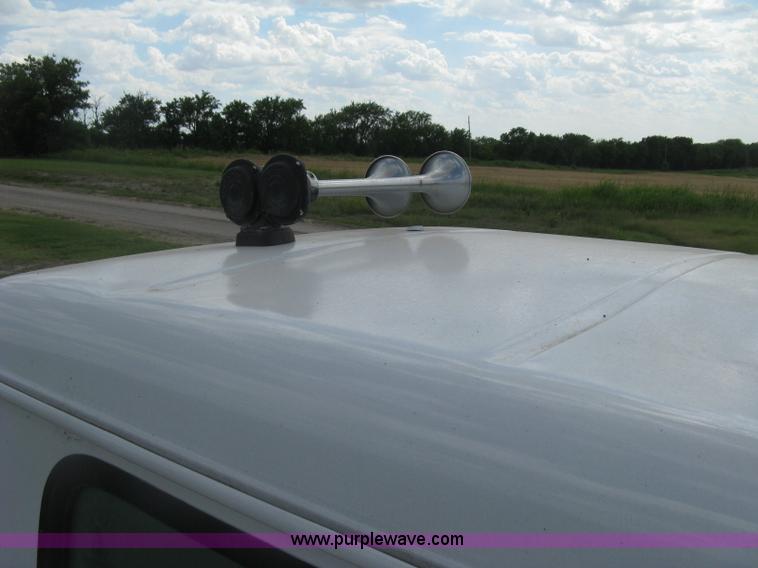 image for item K8615 1999 International 4900 cab and chassis