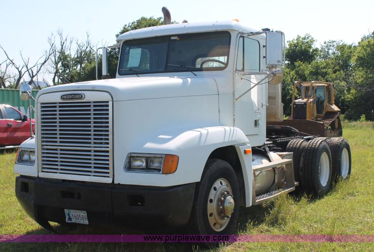 image for item L4251 2000 Freightliner FLD semi truck