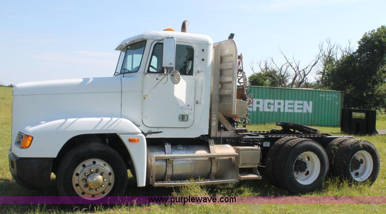 image for item L4251 2000 Freightliner FLD semi truck