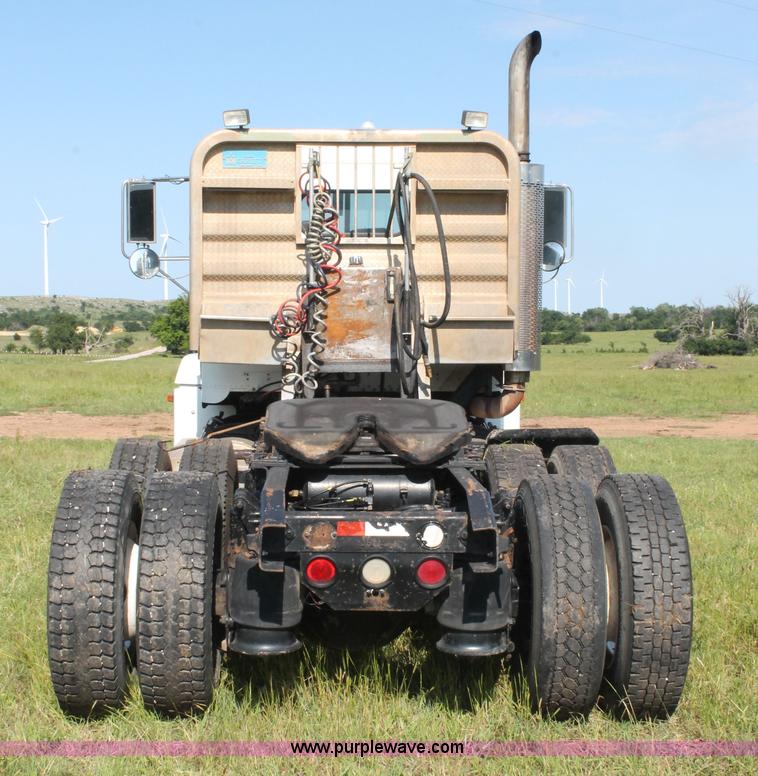 image for item L4251 2000 Freightliner FLD semi truck