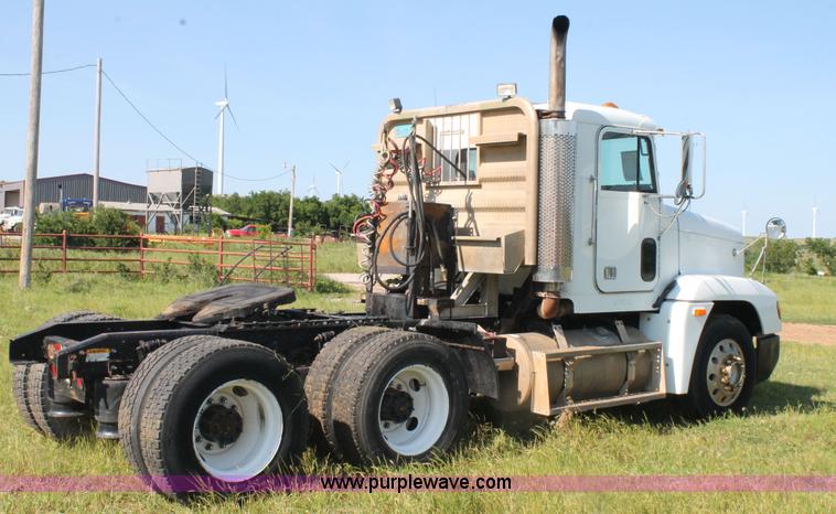 image for item L4251 2000 Freightliner FLD semi truck