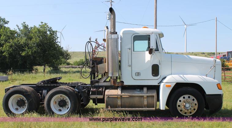 image for item L4251 2000 Freightliner FLD semi truck
