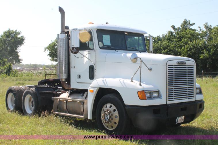 image for item L4251 2000 Freightliner FLD semi truck