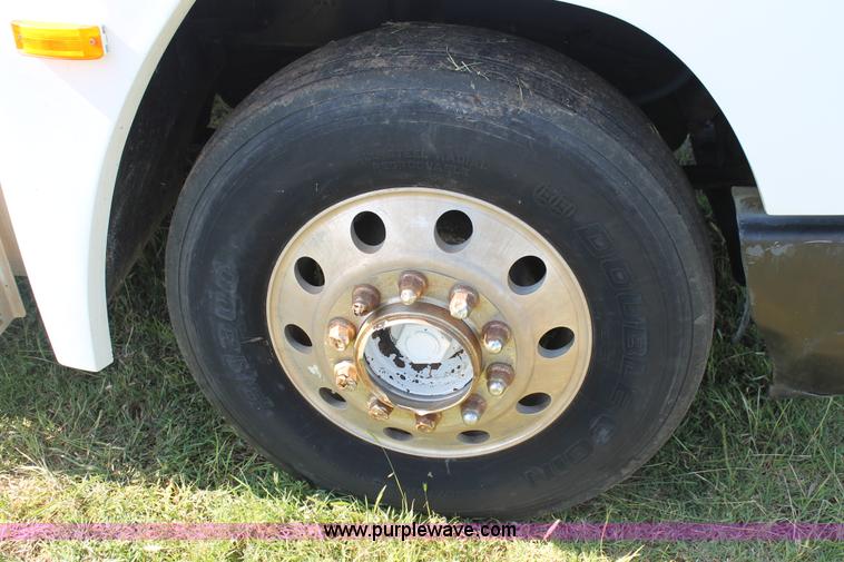 image for item L4251 2000 Freightliner FLD semi truck