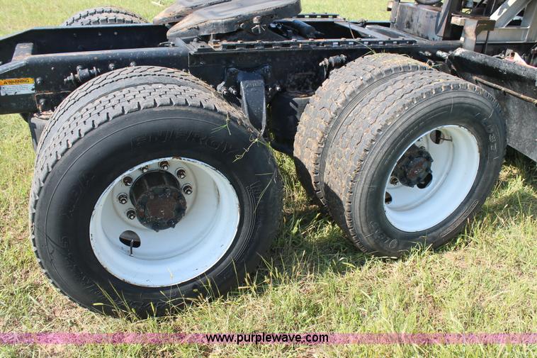 image for item L4251 2000 Freightliner FLD semi truck