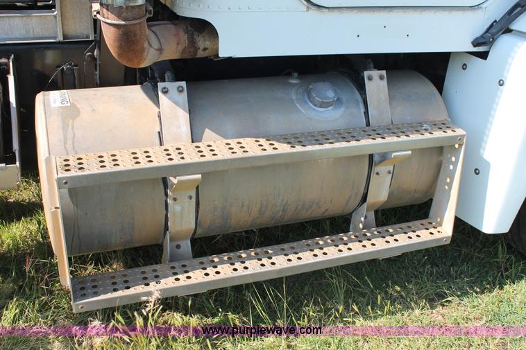 image for item L4251 2000 Freightliner FLD semi truck