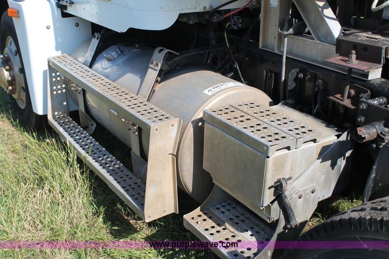 image for item L4251 2000 Freightliner FLD semi truck