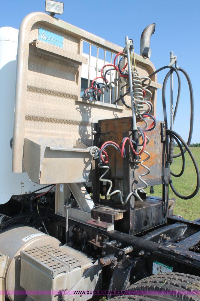 image for item L4251 2000 Freightliner FLD semi truck