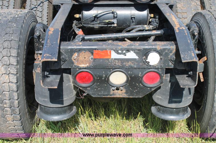 image for item L4251 2000 Freightliner FLD semi truck