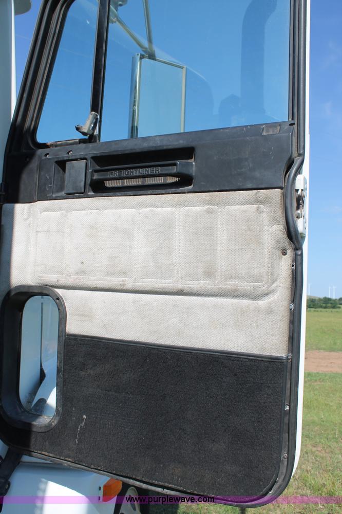 image for item L4251 2000 Freightliner FLD semi truck