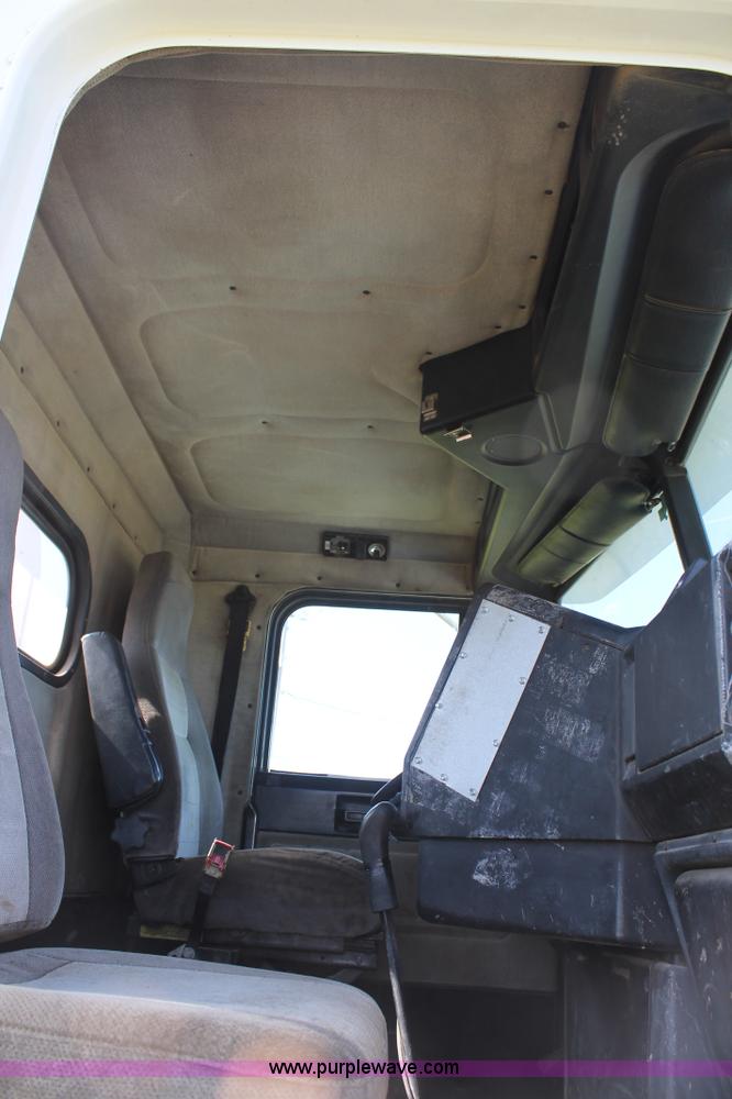 image for item L4251 2000 Freightliner FLD semi truck