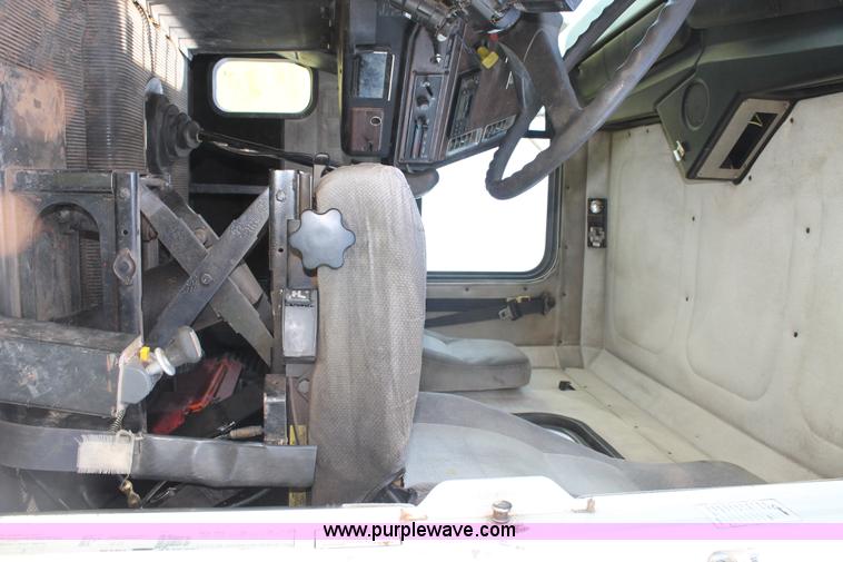 image for item L4251 2000 Freightliner FLD semi truck