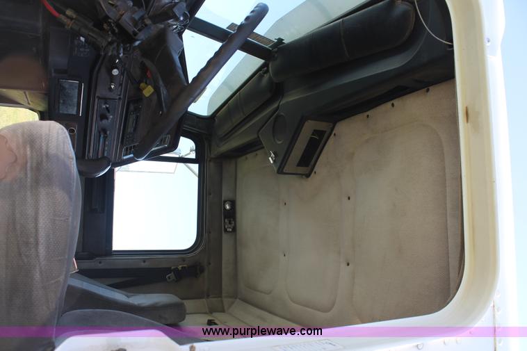 image for item L4251 2000 Freightliner FLD semi truck