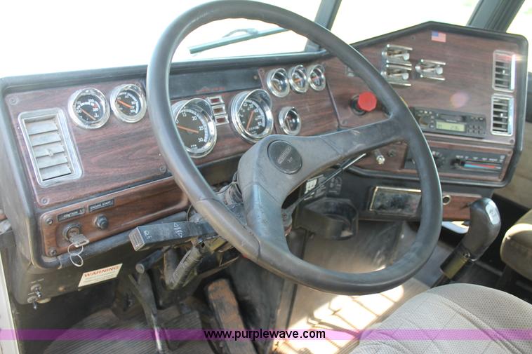 image for item L4251 2000 Freightliner FLD semi truck